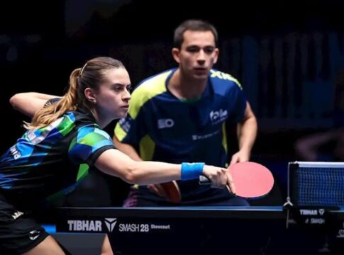 Hugo Calderano e Bruna Takahashi jogam tênis de mesa