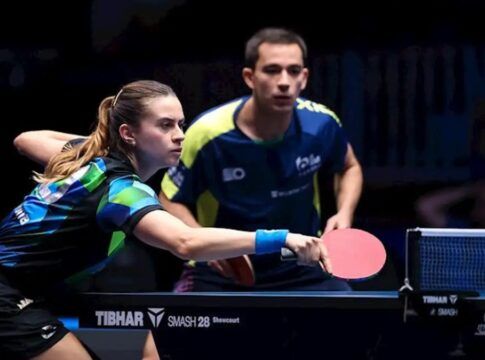 Hugo Calderano e Bruna Takahashi jogam tênis de mesa