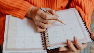 Mulher fazendo anotações na agenda