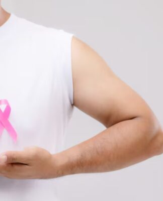 Homem segurando uma fitinho de outubro rosa