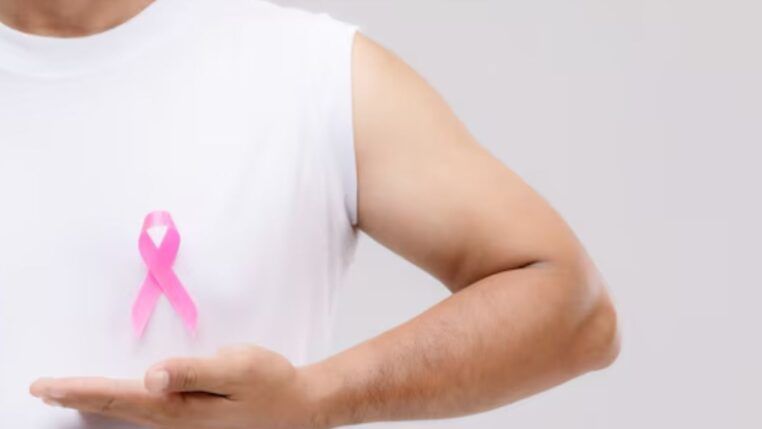 Homem segurando uma fitinho de outubro rosa