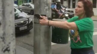Parlamentar Carla Zambelli (PL-SP), em 2022, empunhando e apontando uma arma na rua