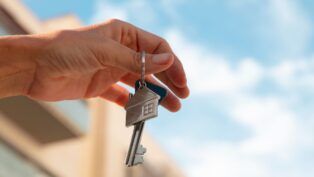 Pessoa segurando chaves de casa