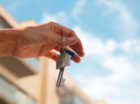 Pessoa segurando chaves de casa