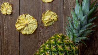 Abacaxi em cima de uma mesa de madeira