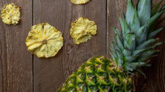 Abacaxi em cima de uma mesa de madeira