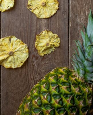 Abacaxi em cima de uma mesa de madeira
