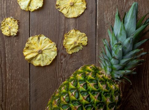 Abacaxi em cima de uma mesa de madeira