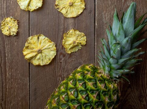 Abacaxi em cima de uma mesa de madeira