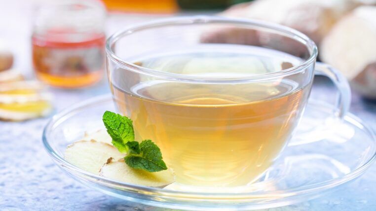 Chá em xícara de vidro