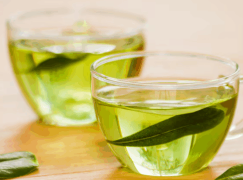 xícaras de chá verde