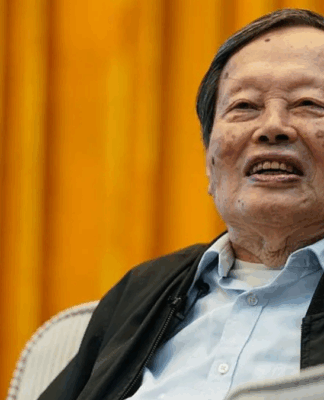 Yang Chen Ning sentado