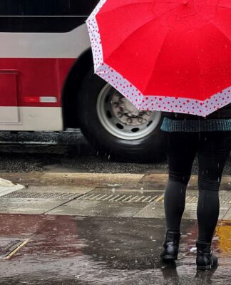 Pessoas andando na Avenida Paulista com guarda-chuva durante temporal