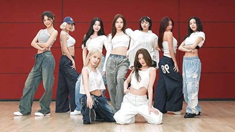 Grupo coreano TWICE, composto por nove meninas coreanas