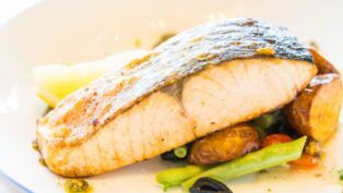 Prato com um pedaço de peixe e legumes