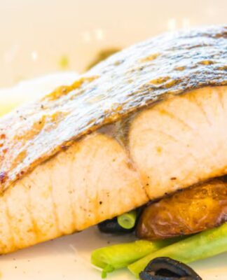 Prato com um pedaço de peixe e legumes