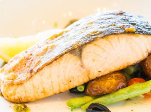 Prato com um pedaço de peixe e legumes