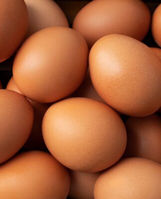 Diversos ovos em um recipiente.