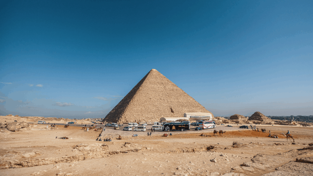 pirâmide no Egito com o céu azul