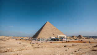 pirâmide no Egito com o céu azul