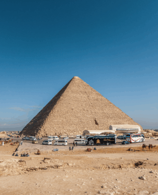 pirâmide no Egito com o céu azul