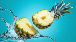 Abacaxi cortado ao meio com água
