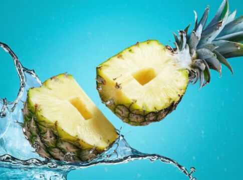 Abacaxi cortado ao meio com água