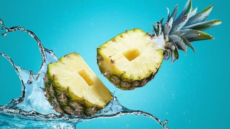 Abacaxi cortado ao meio com água