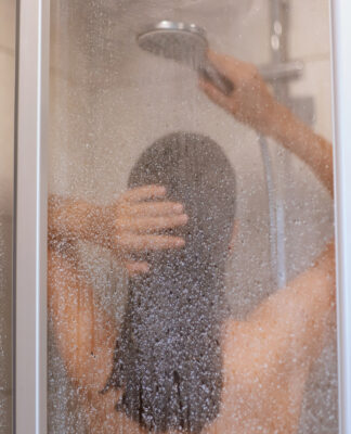 Imagem colorida de mulher tomando banho