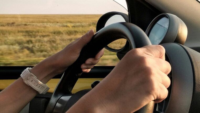 Pessoa dirigindo um carro no campo