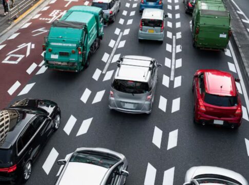 Transito vários carros cada um na sua faixa