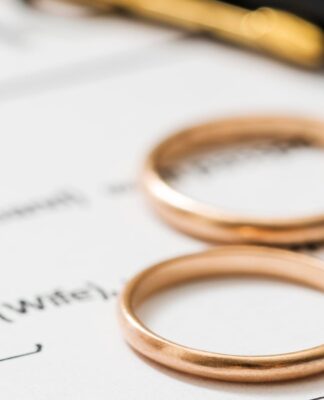 Alianças em cima de contrato de divórcio