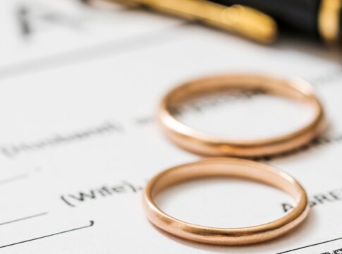Alianças em cima de contrato de divórcio