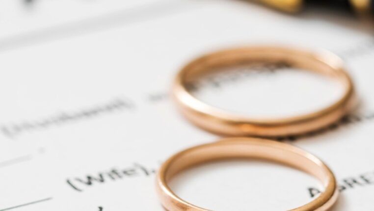 Alianças em cima de contrato de divórcio