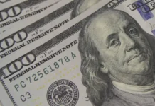 Dólar recua 1,17% com Selic mantida em 15% e corte de juros nos EUA