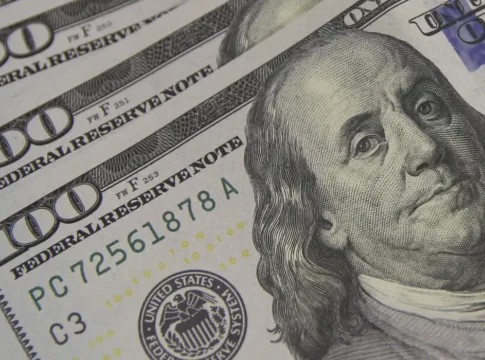 Bolsa desaba e dólar dispara: pré-candidatura de Flávio Bolsonaro sacode o mercado