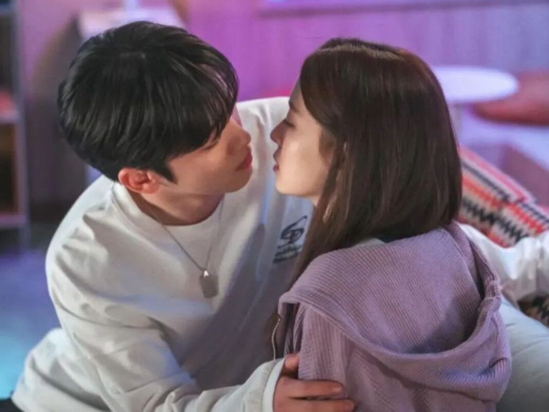 Casal coreano quase se beijando