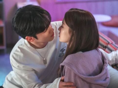 Casal coreano quase se beijando