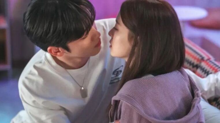 Casal coreano quase se beijando