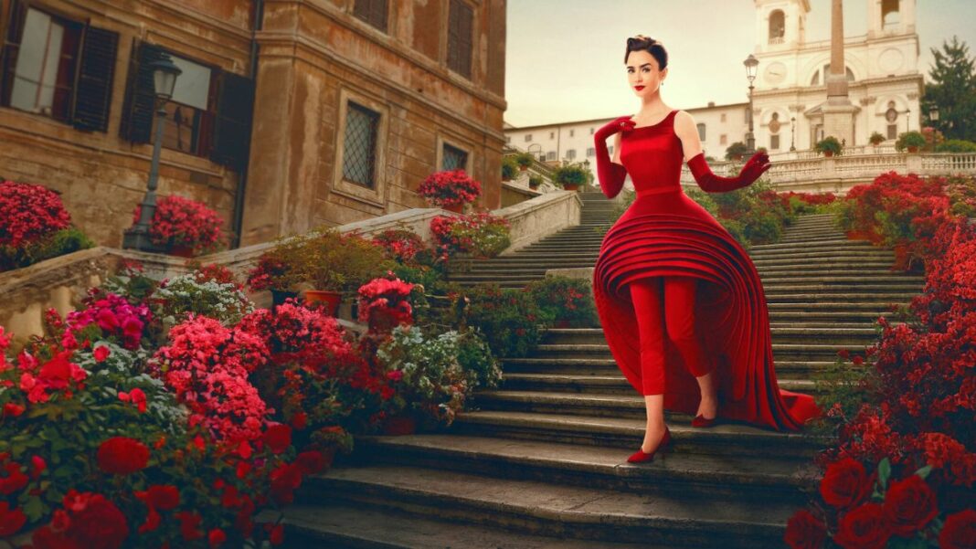 Protagonista Lilly Collins de Emily Em Paris , descendo uma escada de vestido vermelho