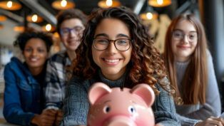 Grupo de jovens segurando um cofrinho