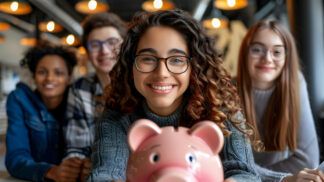 Grupo de jovens segurando um cofrinho