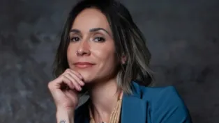 Daniela Marys sentada, com mão no queixo, posando para foto