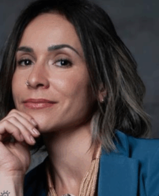 Daniela Marys sentada, com mão no queixo, posando para foto