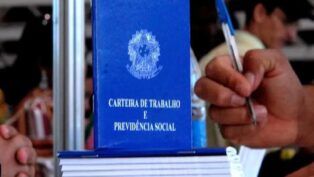 Imagem colorida de carteira de trabalho CLT