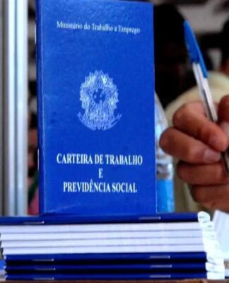 Imagem colorida de carteira de trabalho CLT