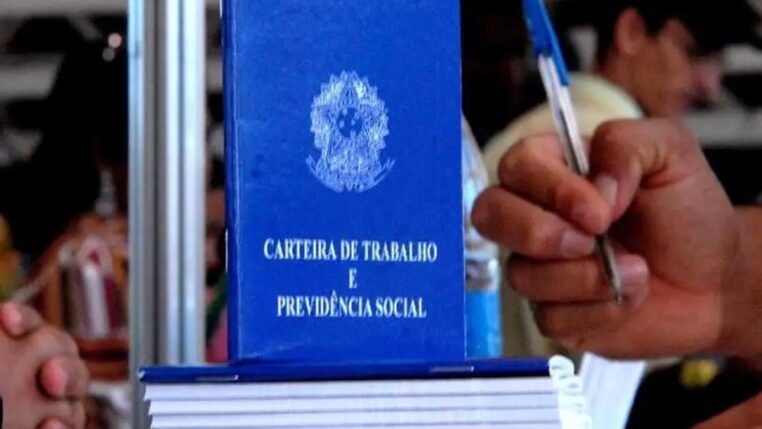 Imagem colorida de carteira de trabalho CLT