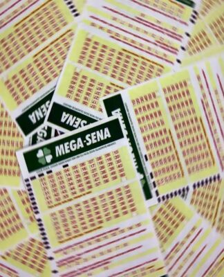 Imagem colorida de bilhetes da mega-sena