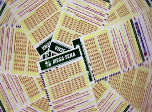Imagem colorida de bilhetes da mega-sena