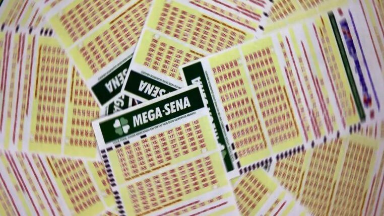 Imagem colorida de bilhetes da mega-sena